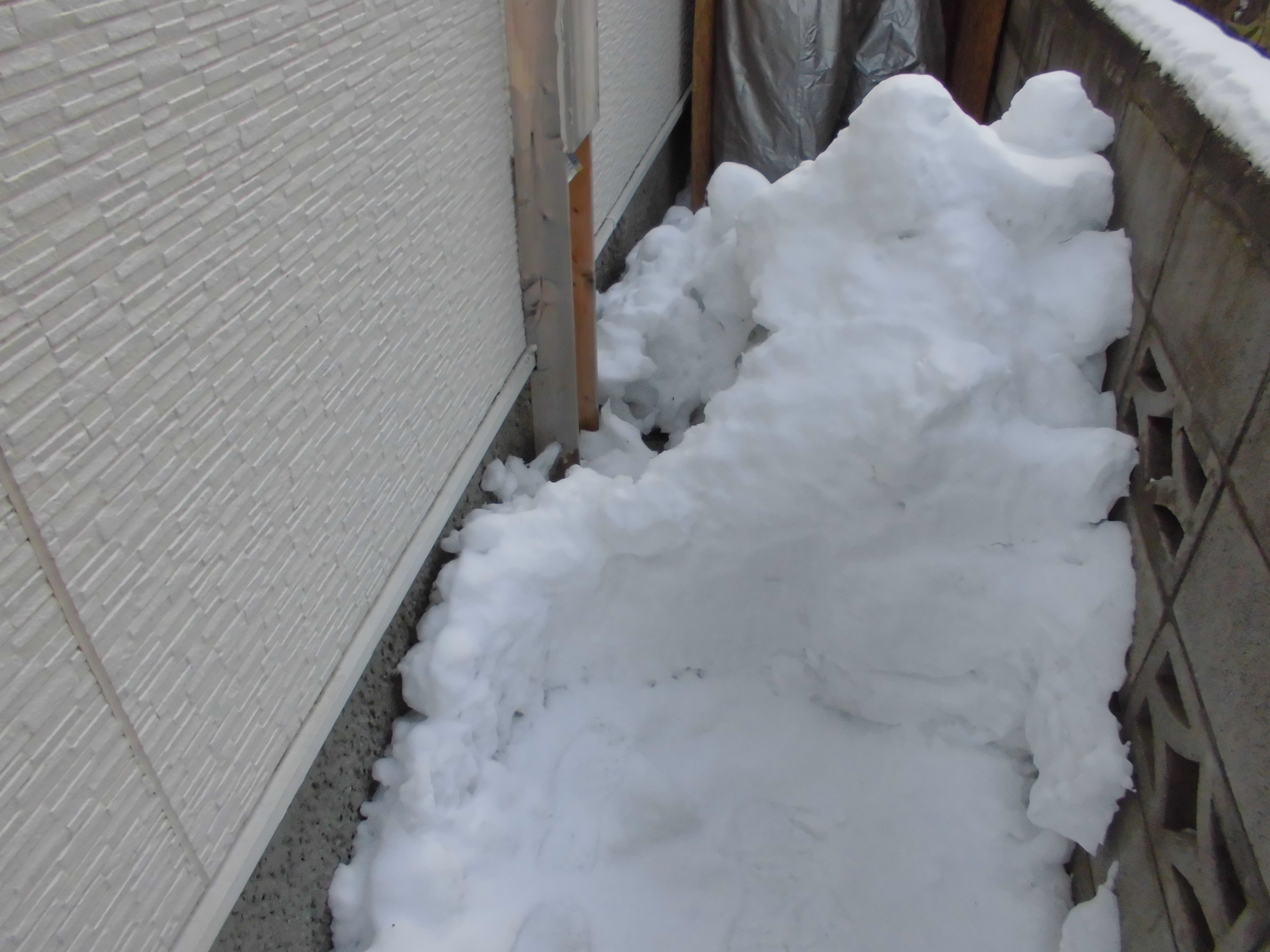 自家製融雪システムは水分を含んだ重い雪でも雪は融かせるか スピヨ太陽光発電所 自家製融雪システムは水分を含んだ重い雪でも雪は融かせるか スピヨ太陽光発電所