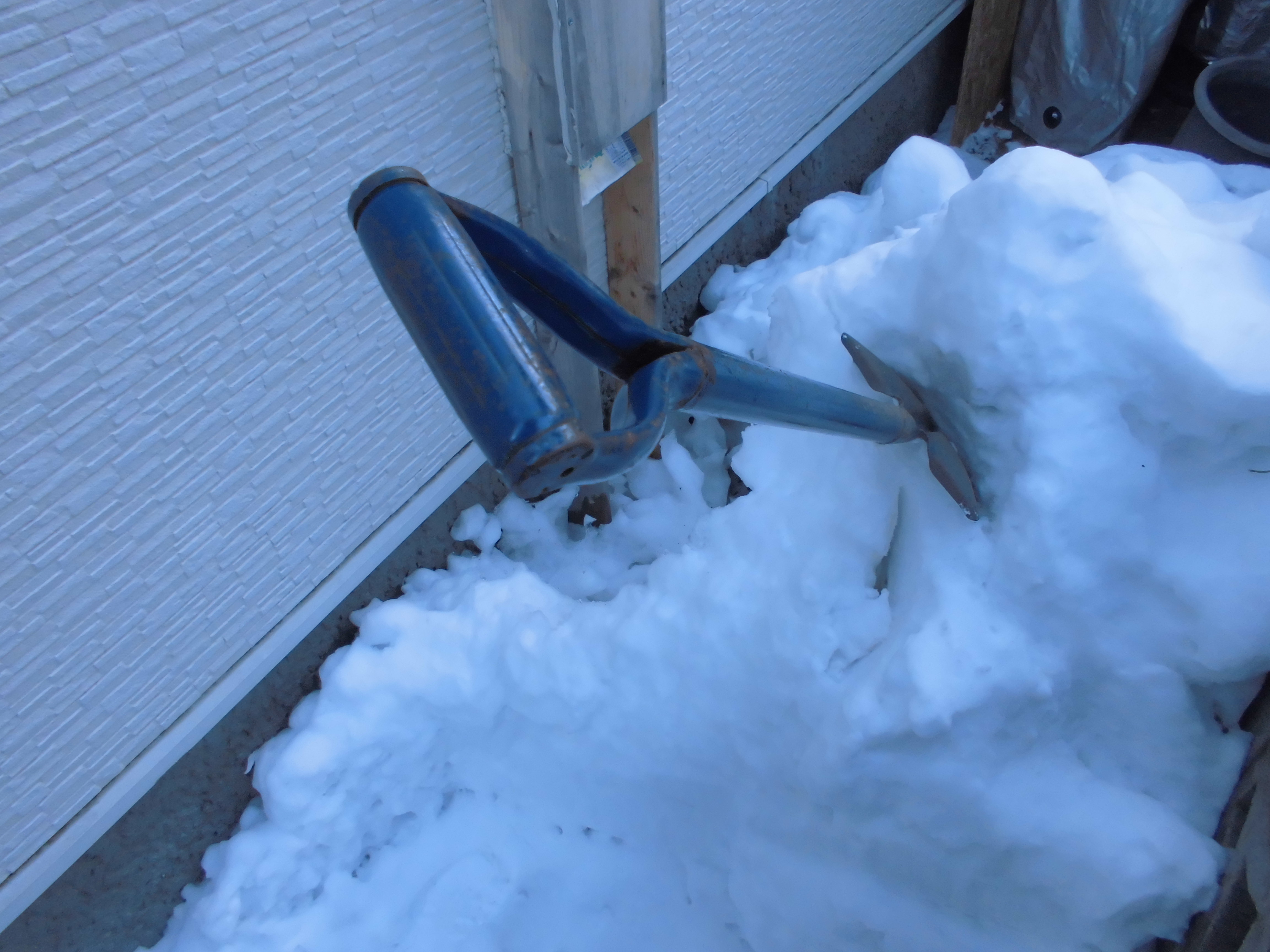 自家製融雪システムは水分を含んだ重い雪でも雪は融かせるか スピヨ太陽光発電所 自家製融雪システムは水分を含んだ重い雪でも雪は融かせるか スピヨ太陽光発電所